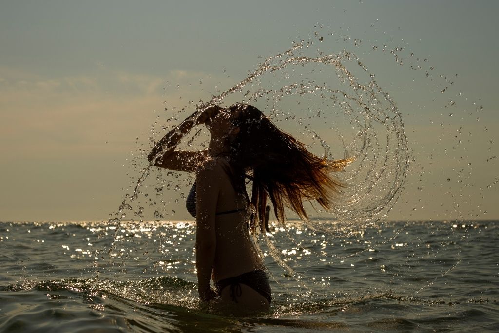 Sommerliche Haarpflegetipps_ Wie man Haare bei Hitze Sonne und Salzwasser am besten schutzt